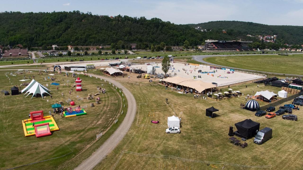 B&B Chuchle Arena Praha ภายนอก รูปภาพ